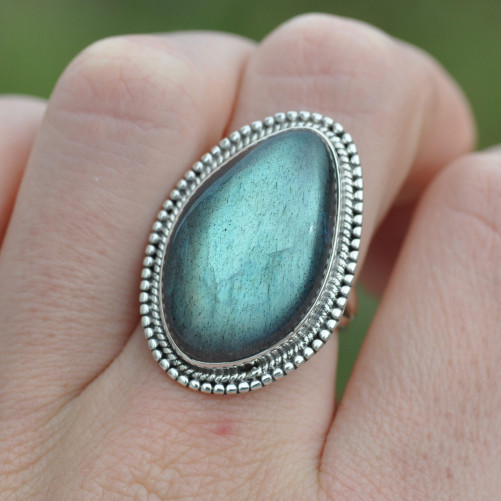 Belle bague pierre bombée Labradorite et argent travaillé T56