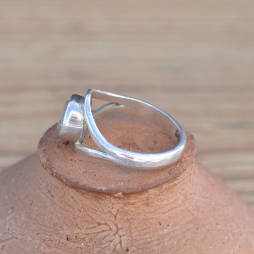 Petite bague fine argent ajouré et Cristal de roche facettée T56