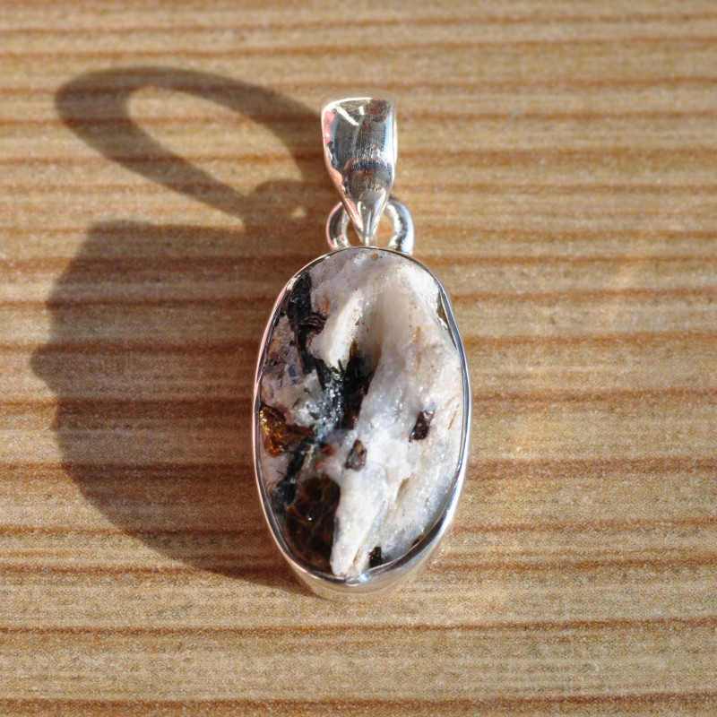 Petit pendentif argent pierre en astrophylitte blanche Petit pendentif argent pierre en astrophylitte blanche