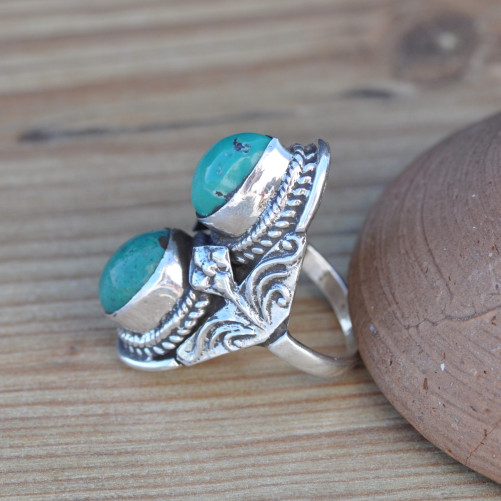 Bague ethnique argent ciselé et 2 pierres en Turquoise du Tibet T56