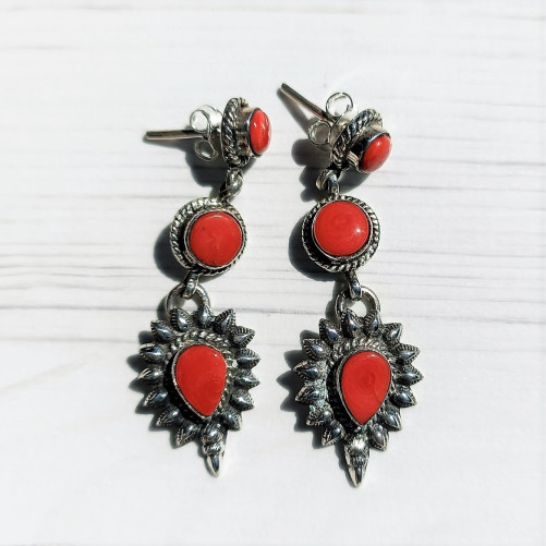 Longues boucles d'oreilles clous argent  pierres en corail (rouge)