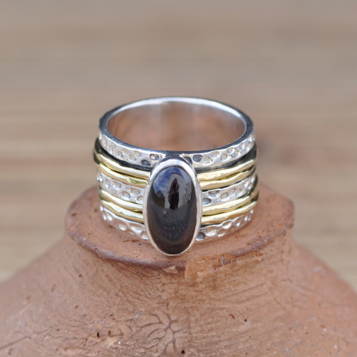 Bague large moderne argent doré et pierre Grenat oblongue (rouge)