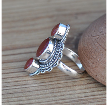 Longue bague ethnique 3 pierres Cornaline et argent ciselé T55