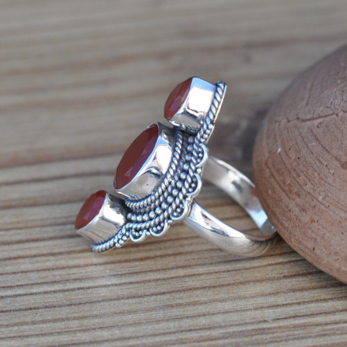 Longue bague ethnique 3 pierres Cornaline et argent ciselé T55