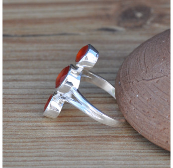 Longue bague 3 pierres rondes facettées en Cornaline et argent T58