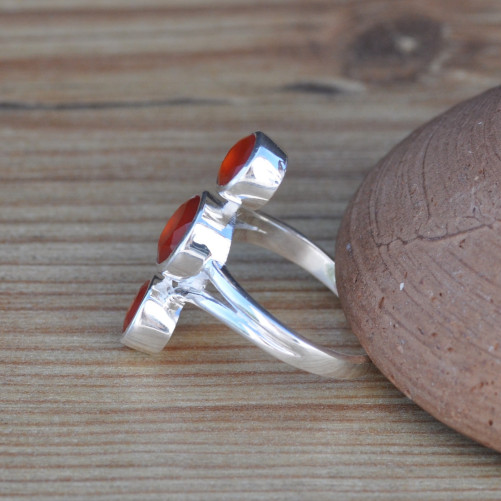 Longue bague 3 pierres rondes facettées en Cornaline et argent T58