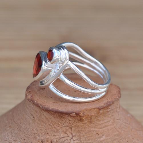 Bague ajourée entremêlée 2 pierres en Grenat et argent (rouge) T59
