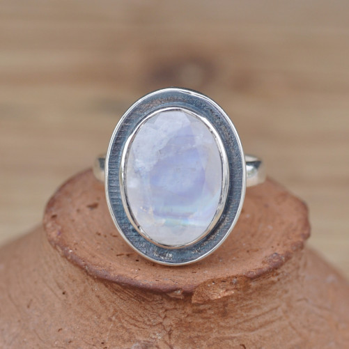 Bague ovale argent oxydé et pierre facettée Pierre de lune blanche