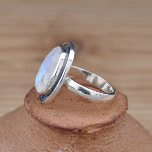 Bague ovale argent oxydé et pierre facettée Pierre de lune blanche T51