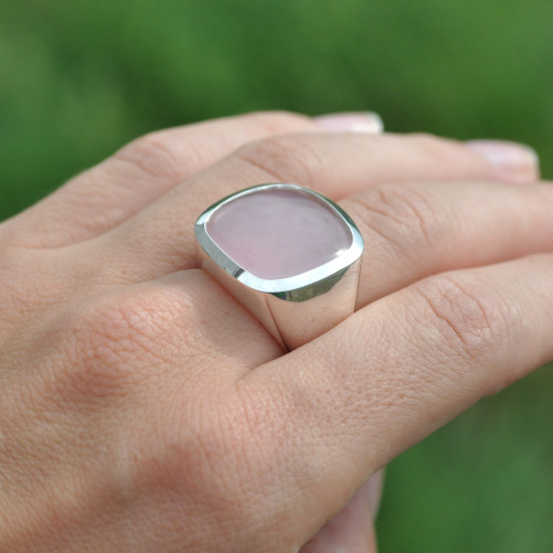 Chevalière large argent et pierre carrée Quartz rose (rose) T59