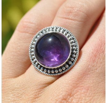 Bague ronde en pierre Améthyste et argent ciselé (violet) T53
