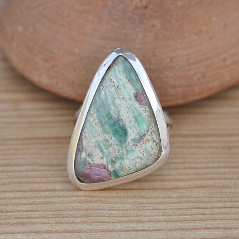 Bague triangle argent et pierre Rubis sur Fuschite T57