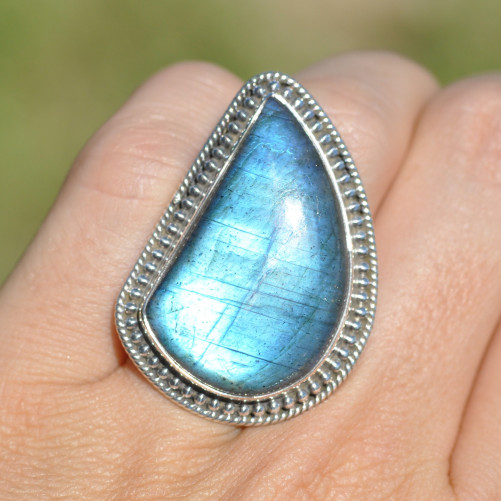 Grosse bague en pierre Labradorite et argent ciselé (bleu) T52