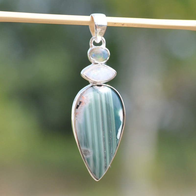Pendentif goutte en Opale et Pierre de lune (vert) (blanc) Pendentif goutte en Opale et Pierre de lune (vert) (blanc)