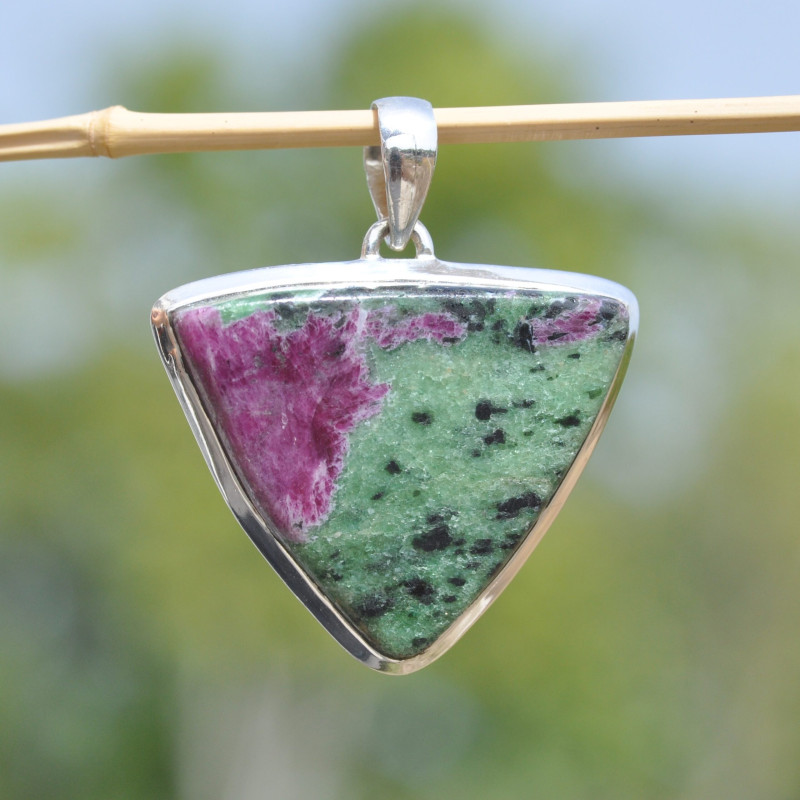 Gros pendentif triangulaire argent et Rubis sur Zoisite verte (rose) (vert)