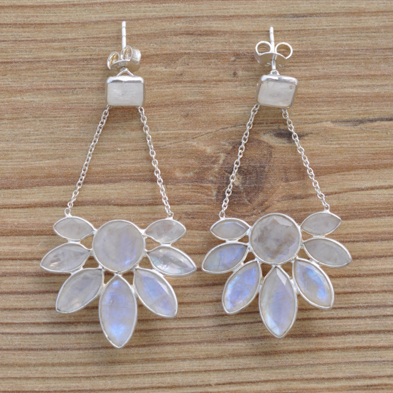 Boucles longues fleurs argent et 9 pierres en Pierre de lune (blanc)