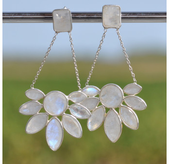 Boucles longues fleurs argent et 9 pierres en Pierre de lune (blanc)