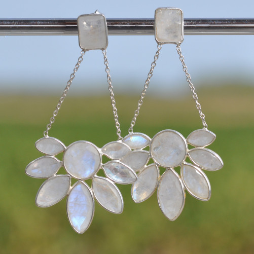 Boucles longues fleurs argent et 9 pierres en Pierre de lune (blanc)