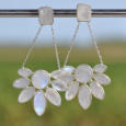 Boucles longues fleurs argent et 9 pierres en Pierre de lune (blanc)