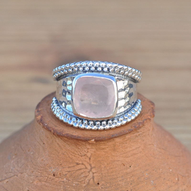 Anneau argent martelé et pierre carrée Quartz rose (rose)