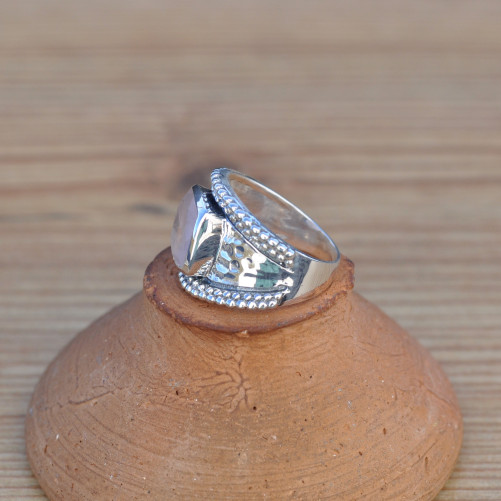Anneau argent martelé et pierre carrée Quartz rose (rose) T55/56