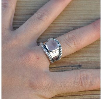 Anneau argent martelé et pierre carrée Quartz rose (rose)