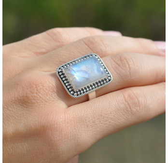 Bague rectangulaire Pierre de lune et argent ciselé (blanc) T59