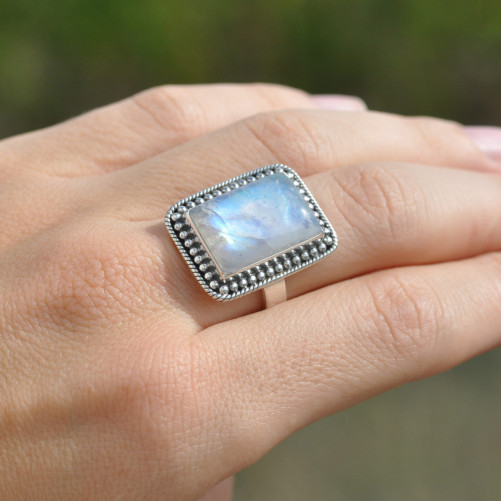 Bague rectangulaire Pierre de lune et argent ciselé (blanc) T59