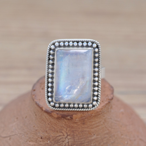 Bague rectangulaire Pierre de lune et argent ciselé (blanc)