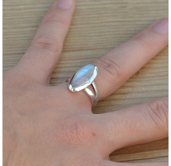 Petite bague navette en Pierre de lune et argent (blanc) T51