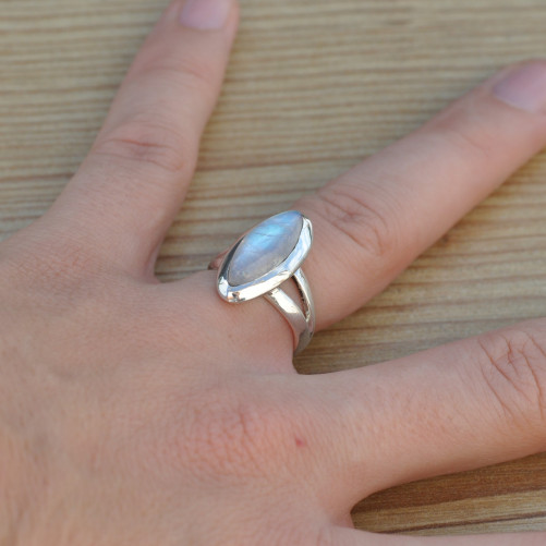 Petite bague navette en Pierre de lune et argent (blanc) T51