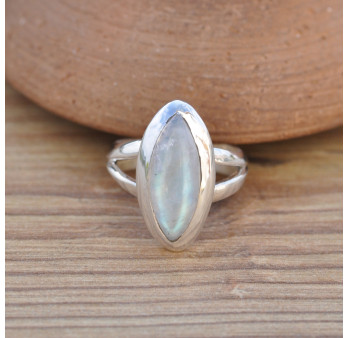 Petite bague navette en Pierre de lune et argent (blanc)