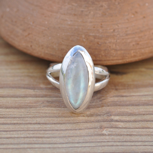 Petite bague navette en Pierre de lune et argent (blanc)