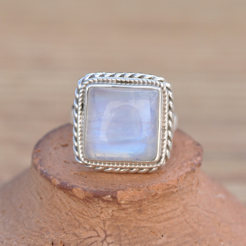 Petite bague carré argent torsadé et Pierre de lune irisée (blanc)