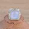Petite bague carré argent torsadé et Pierre de lune irisée (blanc)