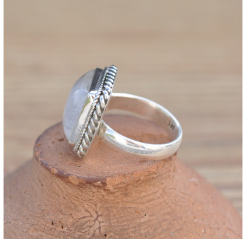 Petite bague carré argent torsadé et Pierre de lune irisée (blanc) T52