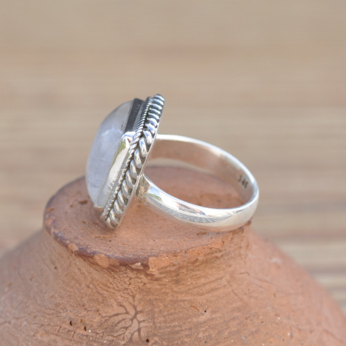 Petite bague carré argent torsadé et Pierre de lune irisée (blanc) T52