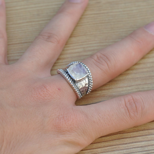 Anneau argent martelé et pierre carrée Pierre de lune (blanc) T57