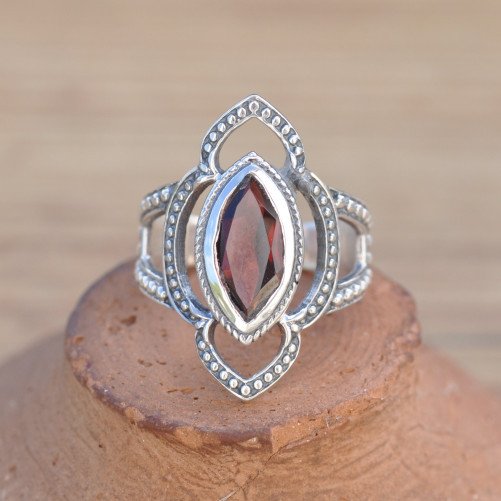 Bague ajourée argent ciselé et Grenat (rouge)