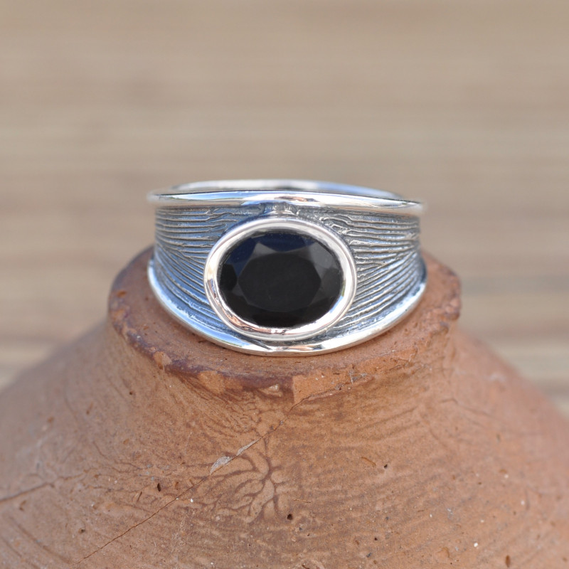 Anneau en argent strié et pierre Onyx noir ovale (noir) T61