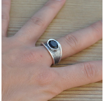 Anneau en argent strié et pierre Onyx noir ovale (noir)