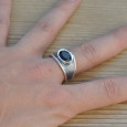 Anneau en argent strié et pierre Onyx noir ovale (noir) T61