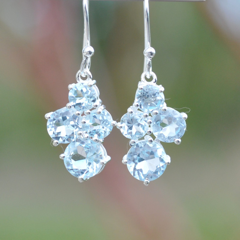 Petites boucles 4 pierres Topaze bleue griffées et argent (bleu)
