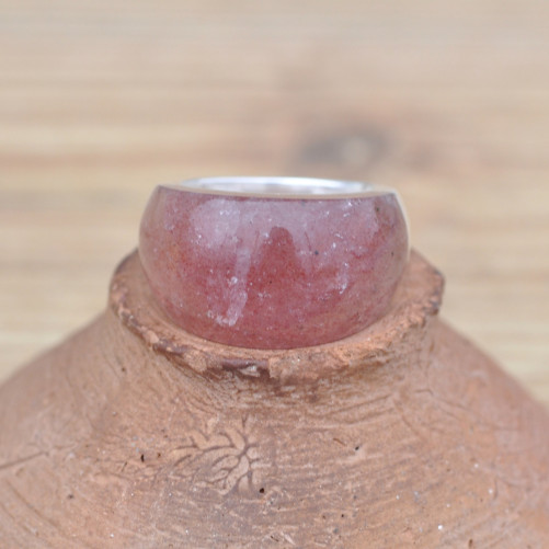 Bague en argent et pierre incurvée en Quartz strawberry (rose)