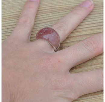 Bague en argent et pierre incurvée en Quartz strawberry (rose) T53