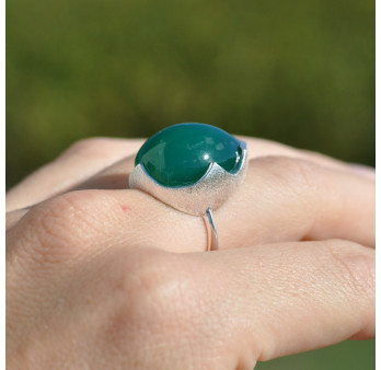 Bague goutte argent brossé et pierre bombée Agate verte T56