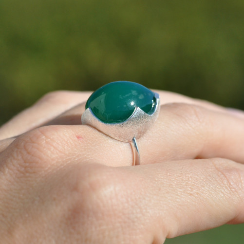 Bague goutte argent brossé et pierre bombée Agate verte T56