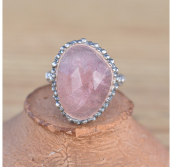 Bague reptile argent ciselé et pierre Quartz strawberry (rose)
