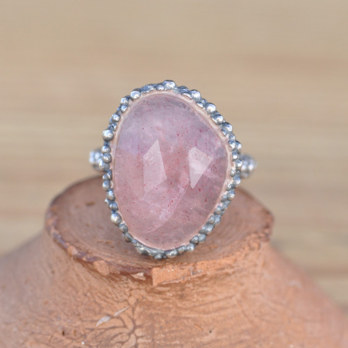 Bague reptile argent ciselé et pierre Quartz strawberry (rose)