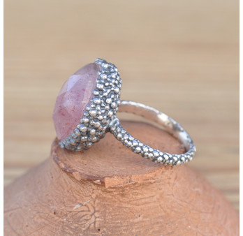 Bague reptile argent ciselé et pierre Quartz strawberry rose T58